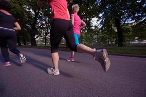 gruppo di persone che fa jogging foto