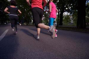 gruppo di persone che fa jogging foto