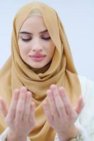 musulmano donna fabbricazione tradizionale preghiera per Dio