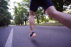 uomo che fa jogging all'esterno foto