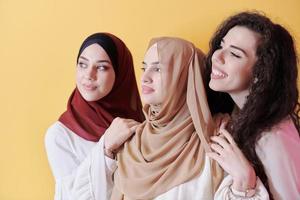 musulmano donne nel alla moda vestito isolato su giallo foto