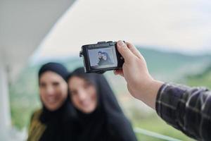 ritratto di giovane musulmano donne su il balcone foto