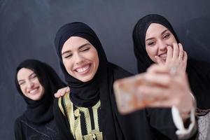 musulmano donne assunzione autoscatto immagine nel davanti di nero lavagna foto