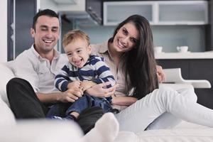 contento giovane famiglia avere divertimento a casa foto