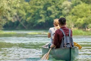 amici siamo canoa nel un' selvaggio fiume foto