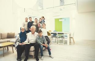 ritratto di contento moderno musulmano famiglia foto