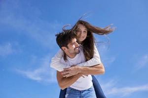 contento giovane romantico coppia avere divertimento rilassati rilassare a casa foto