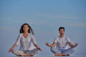 giovane coppia praticante yoga foto