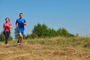 coppia jogging nel un' salutare stile di vita su un' fresco montagna aria foto