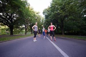 gruppo di persone che fa jogging foto