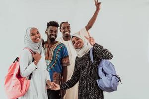 gruppo di contento africano studenti avendo conversazione e squadra incontro Lavorando insieme su compiti a casa ragazze indossare tradizionale Sudan musulmano hijab moda foto