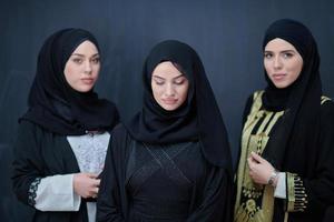 ritratto di arabo donne indossare tradizionale Abiti o abaya foto