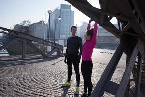 coppia in fase di riscaldamento prima di fare jogging foto