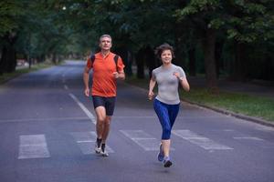 gruppo di persone che fa jogging foto