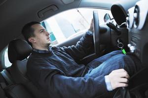 uomo utilizzando auto navigazione foto