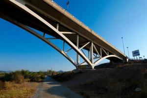 moderno fiume ponte, un ingegneria feat quello migliaia di veicoli passaggio al di sopra di quotidiano foto