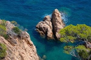 aspro costa, mediterraneo costa nel il catalano costa brava, sant feliu de guixol foto