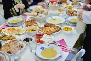 musulmano famiglia avendo iftar insieme durante Ramadan foto