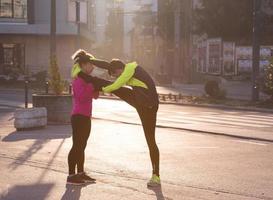 coppia in fase di riscaldamento prima di fare jogging foto