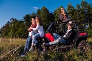 gruppo di giovane persone guida un' via strada passeggino auto foto