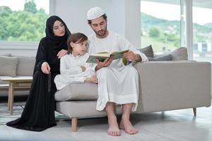 giovane musulmano famiglia lettura Corano durante Ramadan foto