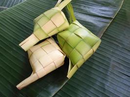 isolato. vuoto Ketupat ha non stato pieno con Riso. nel Indonesia, esso spesso appare prima il celebrazione di eid al-Fitr dopo Ramadan. design concetto, buio verde sfondo. foto