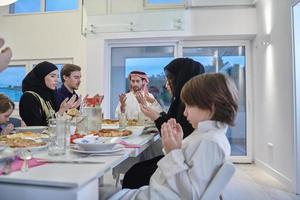 musulmano famiglia fabbricazione iftar dua per rompere digiuno durante Ramadan. foto