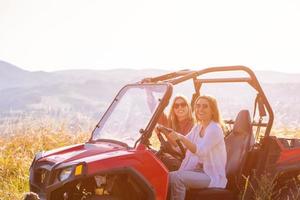 Due giovane donne guida un' via strada passeggino auto foto