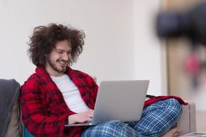 uomo libero professionista nel accappatoio Lavorando a partire dal casa foto