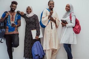 foto di un' gruppo di contento africano studenti parlando e incontro insieme Lavorando su compiti a casa ragazze indossare tradizionale sudanese musulmano hijab