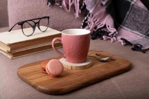 autunno umore sfondo con tazza di cacao, plaid su divano. caldo bevanda nel autunno concetto foto