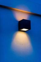 moderno parete lampada nel il sera foto
