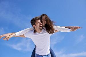 contento giovane romantico coppia avere divertimento rilassati rilassare a casa foto