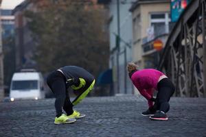 coppia in fase di riscaldamento prima di fare jogging foto