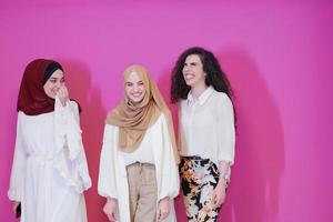 musulmano donne nel alla moda vestito isolato su rosa foto