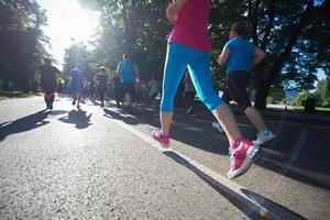 gruppo di persone che fa jogging foto