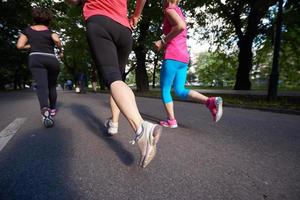 gruppo di persone che fa jogging foto