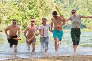 gruppo di contento amici avendo divertimento su fiume foto