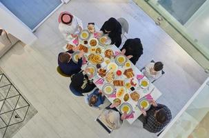 superiore Visualizza di musulmano famiglia fabbricazione iftar dua per rompere digiuno durante Ramadan. foto