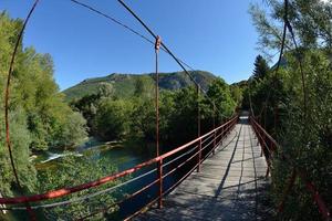 di legno ponte al di sopra di selvaggio fiume foto