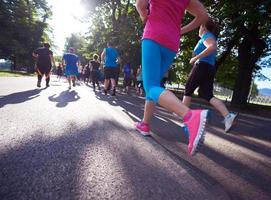 gruppo di persone che fa jogging foto