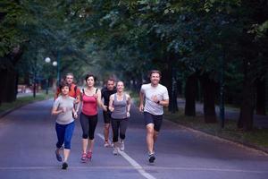 gruppo di persone che fa jogging foto