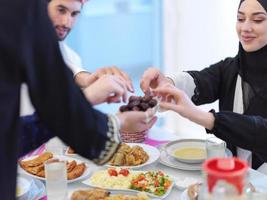 musulmano famiglia avendo iftar cena mangiare date per rompere festa foto