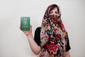 giovane arabo musulmano donna nel hijab Abiti hold persone repubblica di bangladesh passaporto su bianca parete sfondo, studio ritratto. foto