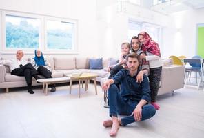 ritratto di contento moderno musulmano famiglia foto