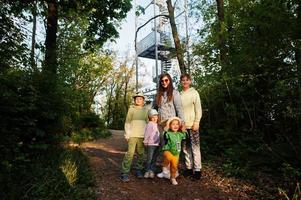 madre con quattro bambini contro visualizzazione Torre a brno, ceco repubblica. torre di guardia durante tramonto con alberi. foto