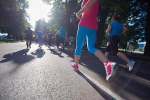 gruppo di persone che fa jogging foto