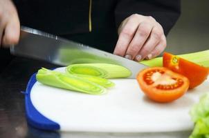 chef prepara il pasto foto