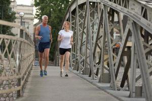 coppia che fa jogging fuori foto