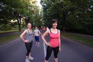 gruppo di persone che fa jogging foto